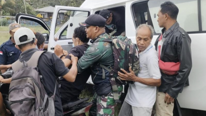 TNI Dirikan Tenda Medis hingga Dapur Umum Bantu Korban Erupsi Gunung Lewotobi di NTT