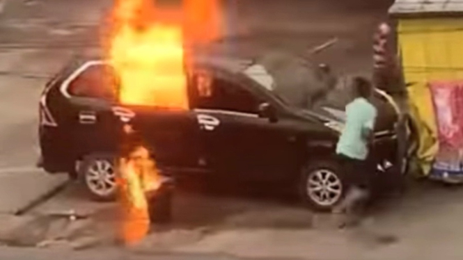 Toyota Avanza Dilalap Api, Akibat Sembarangan Bawa 12 Galon BBM