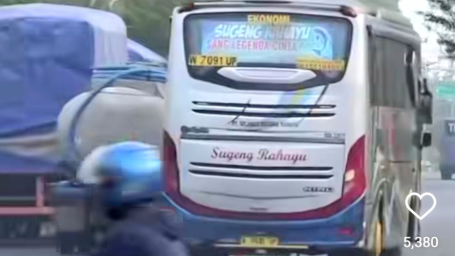 Video Aksi Ugal-ugalan Sopir Bus Bikin Resah Warganet