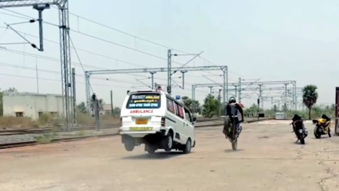 Video Mobil Ambulans Lakukan Aksi Freestyle Bikin Geger