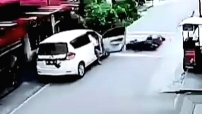 Video Pemobil Tak Merasa Salah Setelah Bikin Pengendara Motor Kecelakaan