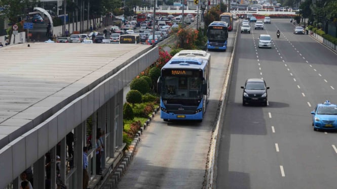 Video Sopir Taksi Nekat Masuk Jalur Busway hingga Terjebak Susah Keluar