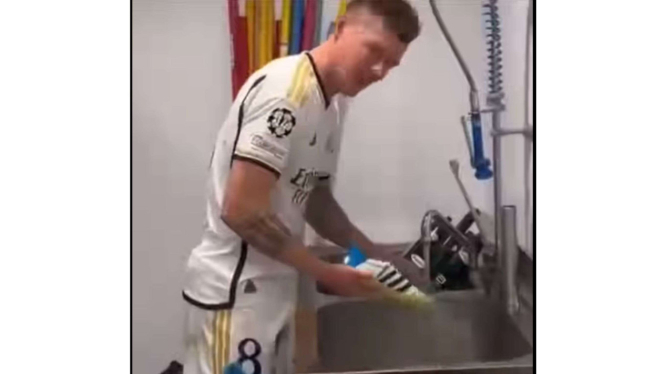 Viral Momen Toni Kroos Sendirian Cuci Sepatu Adidas di Wastafel