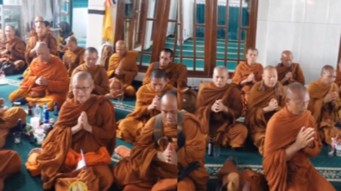 Viral Rombongan Biksu Thudong Berdoa di Masjid Bengkal Temanggung