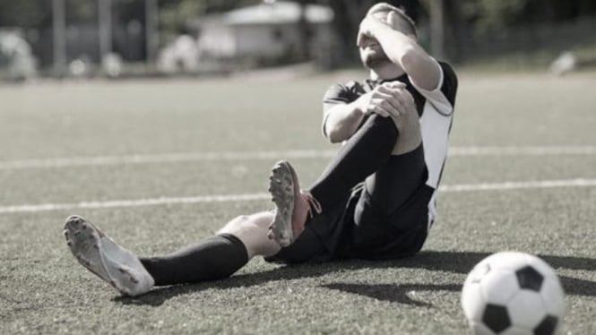 7 Cedera Terparah dalam Sepakbola, Patah Tulang Hingga Gegar Otak