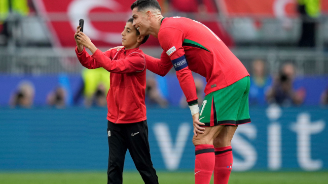 Beruntung Banget! Bocah Ini Sukses Selfie dengan Cristiano Ronaldo di Tengah Pertandingan