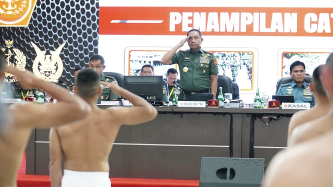 Didampingi Kepala Staf Angkatan, Panglima TNI Pimpin Sidang Pantukhir Pusat Taruna Akmil TNI 2024