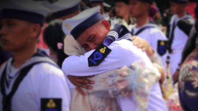 Lolos Jadi Prajurit TNI, Pemuda Ini Menangis Peluk Ibunya di Depan Jenderal Kakap Marinir