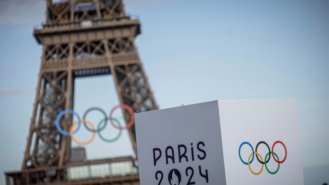 Potret Momen Bulan Purnama Masuk Lingkaran Ring Olimpiade Paris 2024 di Menara Eiffel