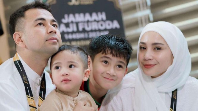 Unggah Momen Depan Ka’bah, Raffi Ahmad Diingatkan Netizen: Fokus Ibadah Jangan HP Mulu