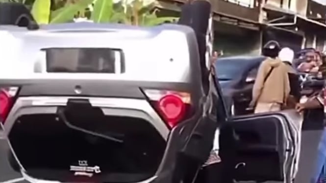 Viral Honda Brio yang Bawa Banyak Wanita Seksi Terbalik di Jalan