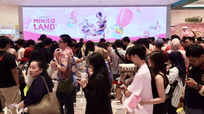 Miniso Terbesar di Dunia Hadir di Jakbar, Pengunjung Membludak Antrean Mengular