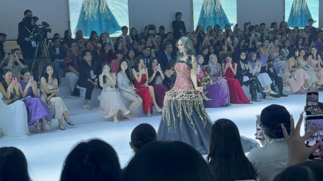 Luna Maya Tampil Memukau dengan Busana Cantik Terinspirasi dari Lilin di JFW 2025