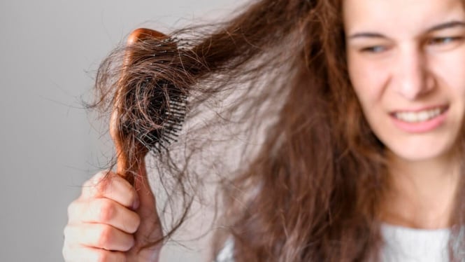 Rambut Rontok? Kenali 5 Penyebab Utama yang Harus Diketahui Perempuan!