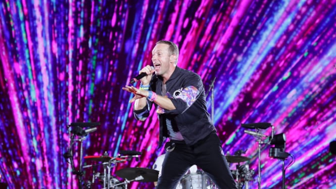 Chris Martin Terjatuh di Panggung saat Konser Coldplay di Australia