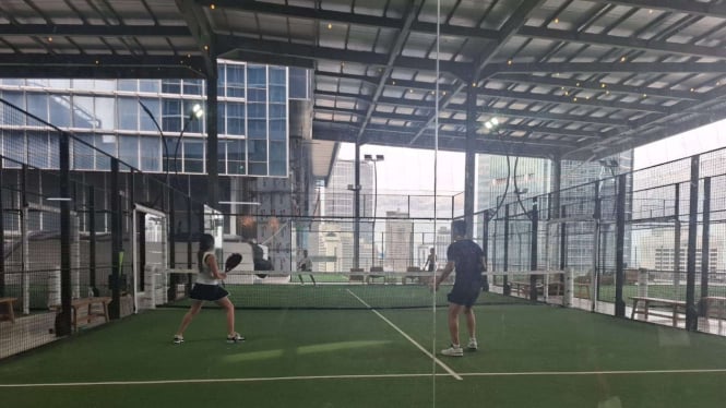 Menikmati Sensasi Olahraga Padel dan Golf di Mall