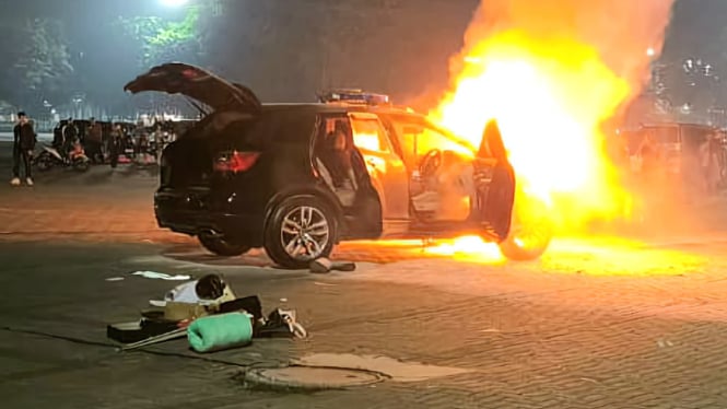 Mobil SUV Terbakar di Area Parkir ICE BSD