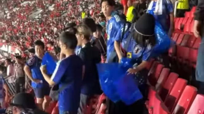 Patut Dicontoh! Momen Suporter Jepang Bersihkan Sampah di Stadion Usai Lawan Timnas Indonesia