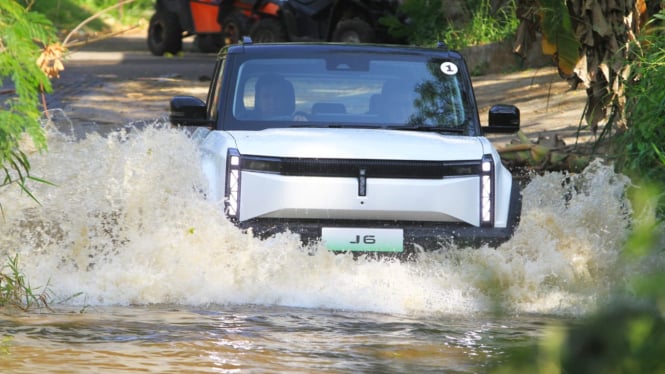 Tak Banyak Pemainnya, Chery J6 Laku Keras di GJAW 2024