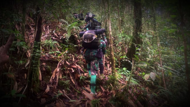 9 Prajurit Guntur Geni Kostrad TNI 10 Hari Jalan Kaki Belah Hutan Demi Bukti Penting NKRI