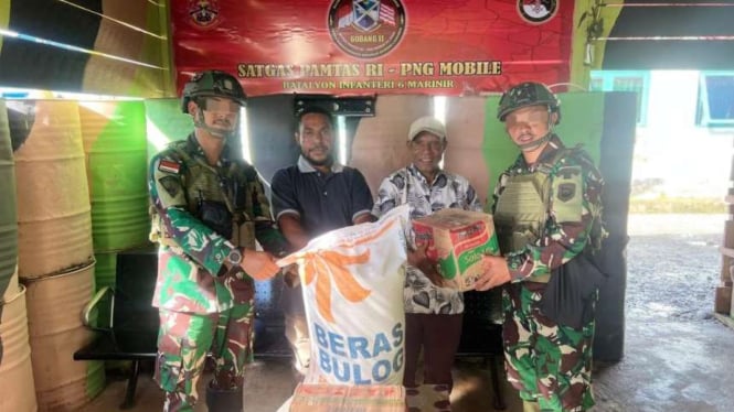 Perkuat Teritorial di Papua, Satgas Habema Yonif 6 Marinir Gelar Komsos hingga Bagikan Sembako ke Warga Dekai